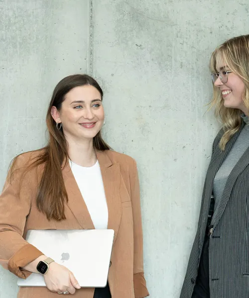 Zwei Marketing-Expertinnen im Gespräch über Optimierungspotenziale im Hotelmarketing – Fokus auf die Lösung von Problemen wie fehlende Buchungen über die eigene Website und hohe OTA-Provisionen